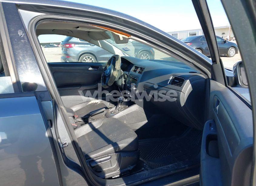 Photo 5 of 2011 Volkswagen Jetta 2.5L SE (VIN 3VWDX7AJ6BM356463)