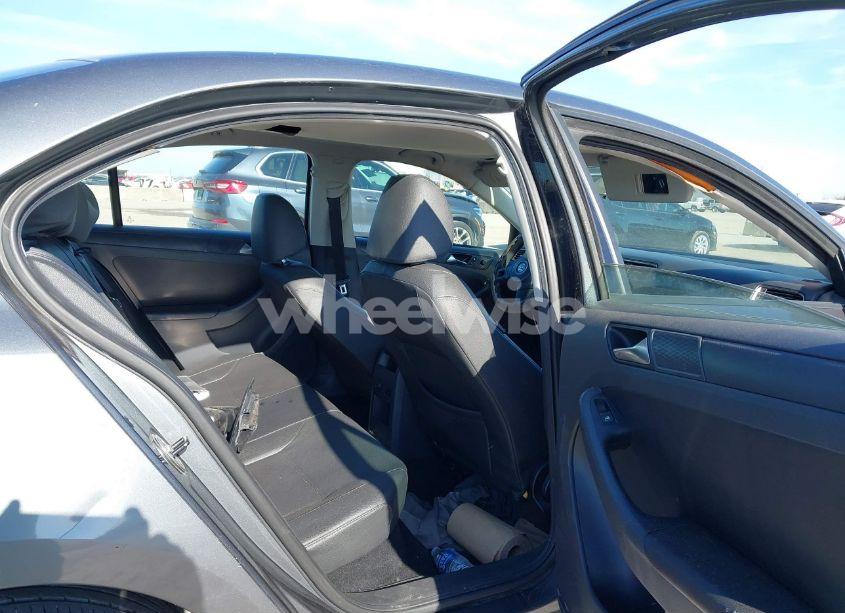 Photo 8 of 2011 Volkswagen Jetta 2.5L SE (VIN 3VWDX7AJ6BM356463)