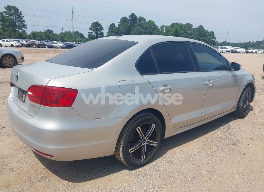 Photo 4 of 2011 Volkswagen Jetta 2.5L SE (VIN 3VWDX7AJ6BM363431)