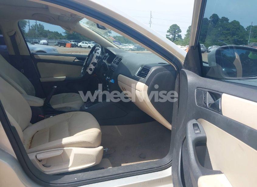 Photo 5 of 2011 Volkswagen Jetta 2.5L SE (VIN 3VWDX7AJ6BM363431)