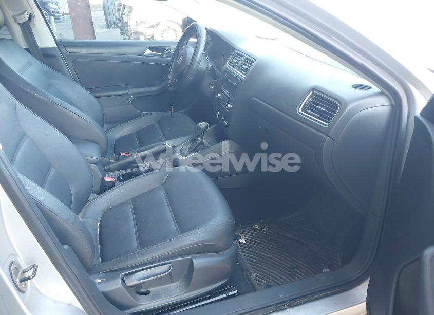 Photo 5 of 2012 Volkswagen Jetta 2.5L SE (VIN 3VWDX7AJ6CM108473)
