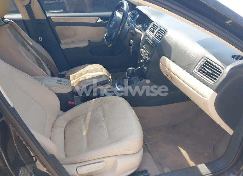 Photo 5 of 2012 Volkswagen Jetta 2.5L SE (VIN 3VWDX7AJ6CM343682)