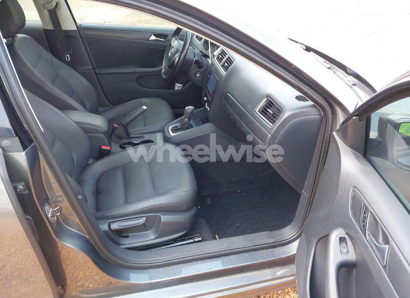 Photo 5 of 2012 Volkswagen Jetta 2.5L SE (VIN 3VWDX7AJ6CM377136)