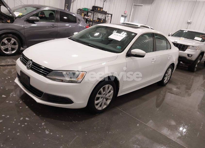 Photo 2 of 2013 Volkswagen Jetta 2.5L SE (VIN 3VWDX7AJ6DM393452)