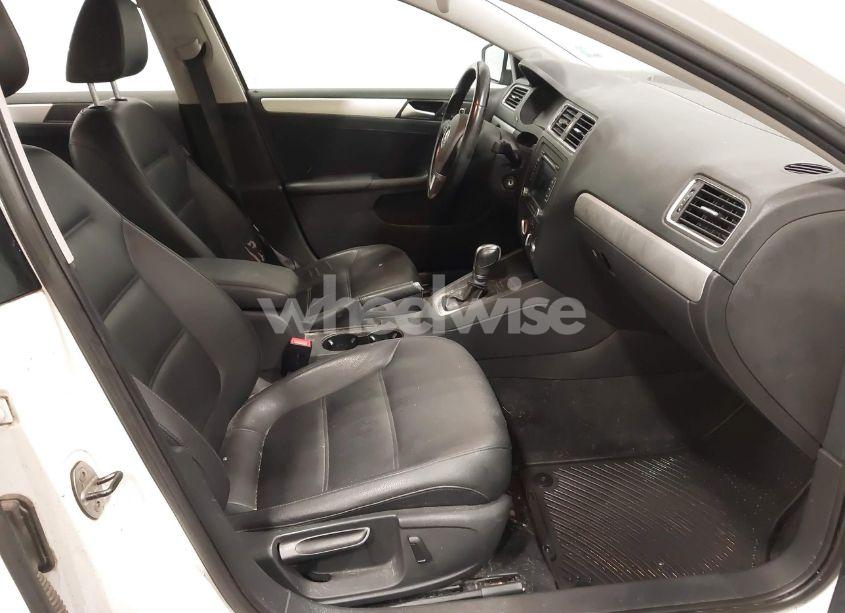 Photo 5 of 2013 Volkswagen Jetta 2.5L SE (VIN 3VWDX7AJ6DM393452)