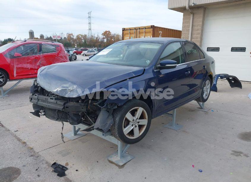 Photo 2 of 2011 Volkswagen Jetta 2.5L SE (VIN 3VWDX7AJ7BM008140)