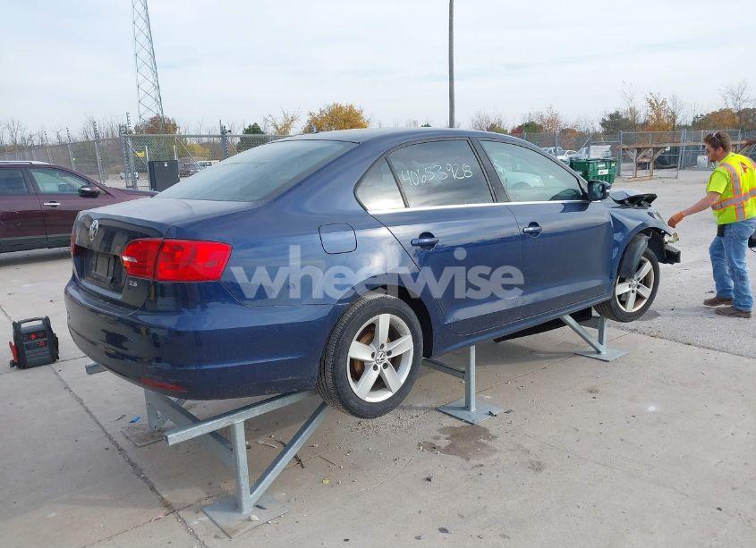 Photo 4 of 2011 Volkswagen Jetta 2.5L SE (VIN 3VWDX7AJ7BM008140)