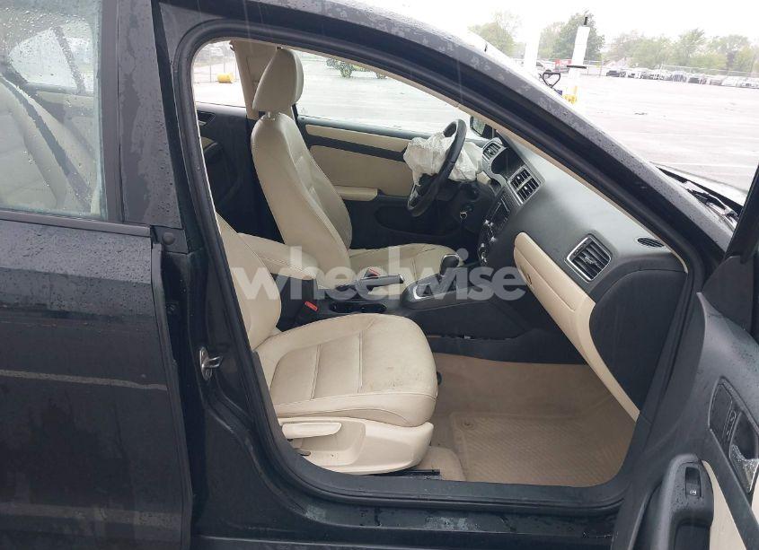 Photo 5 of 2011 Volkswagen Jetta 2.5L SE (VIN 3VWDX7AJ7BM304372)