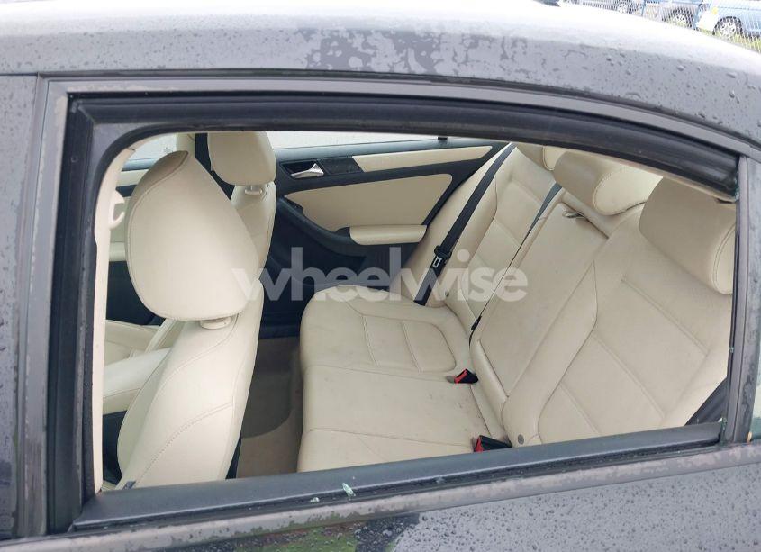 Photo 6 of 2011 Volkswagen Jetta 2.5L SE (VIN 3VWDX7AJ7BM304372)