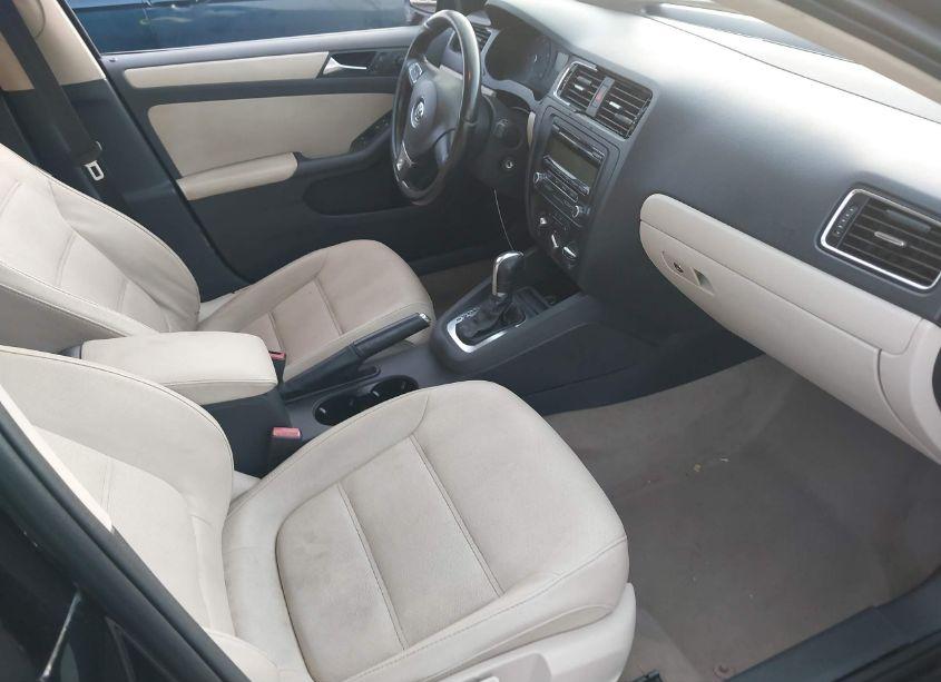 Photo 5 of 2011 Volkswagen Jetta 2.5L SE (VIN 3VWDX7AJ7BM318532)