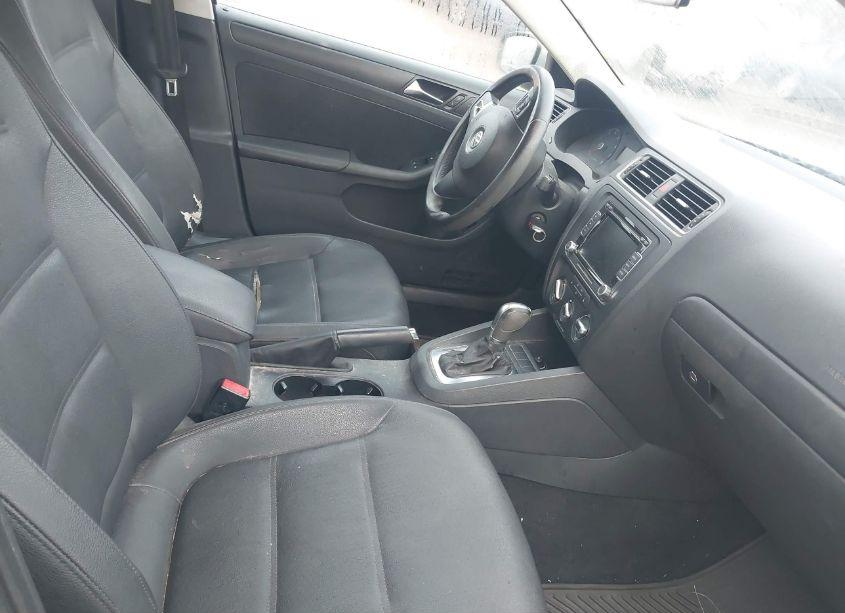 Photo 5 of 2011 Volkswagen Jetta 2.5L SE (VIN 3VWDX7AJ7BM345116)