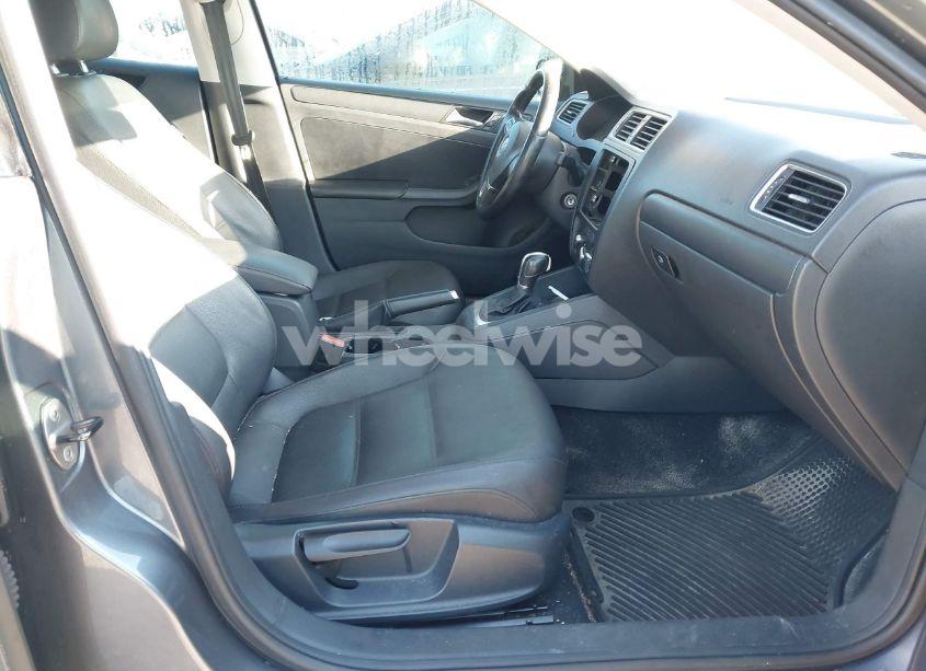 Photo 5 of 2011 Volkswagen Jetta 2.5L SE (VIN 3VWDX7AJ7BM384398)