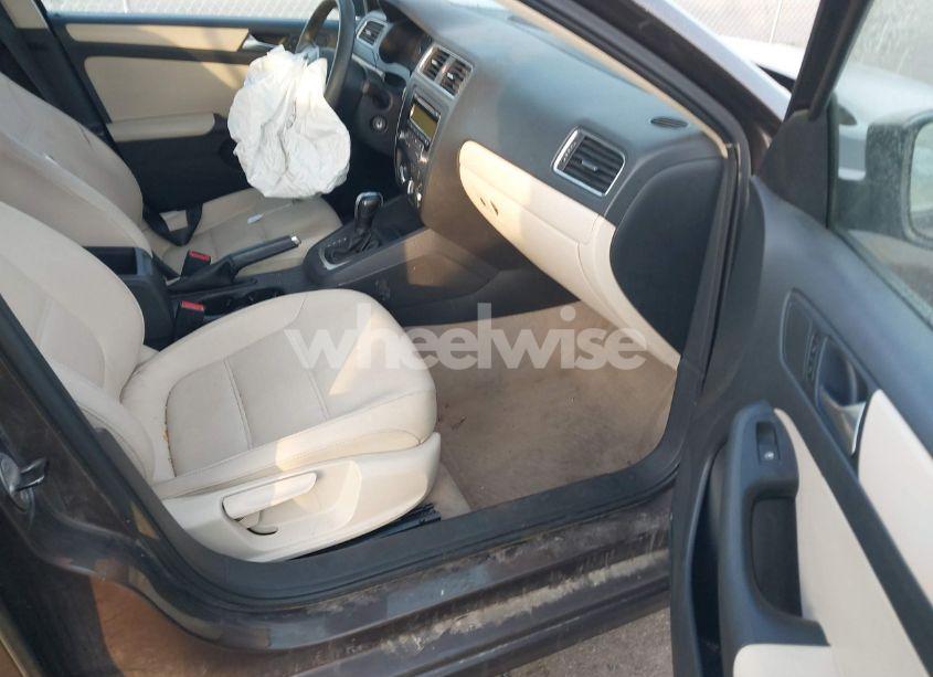 Photo 5 of 2011 Volkswagen Jetta 2.5L SE (VIN 3VWDX7AJ7BM385096)