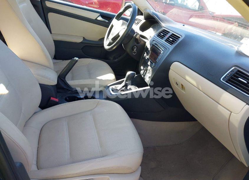 Photo 5 of 2012 Volkswagen Jetta 2.5L SE (VIN 3VWDX7AJ7CM304115)