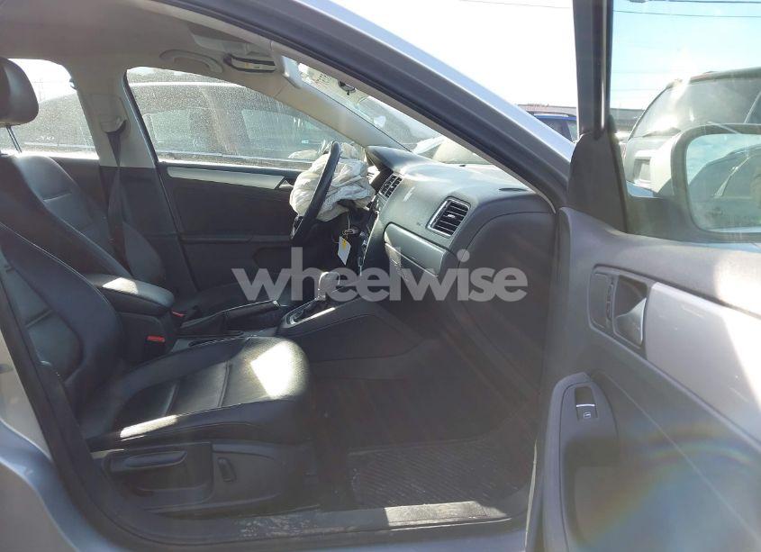 Photo 5 of 2013 Volkswagen Jetta 2.5L SE (VIN 3VWDX7AJ7DM253121)