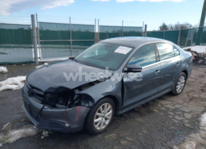 Photo 2 of 2013 Volkswagen Jetta 2.5L SE (VIN 3VWDX7AJ7DM257377)