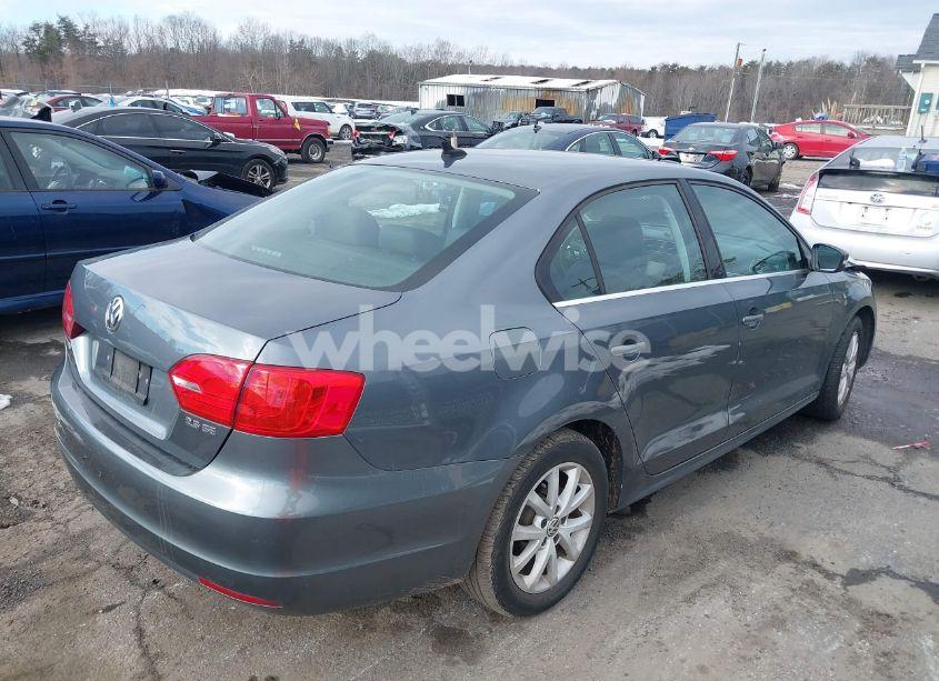 Photo 4 of 2013 Volkswagen Jetta 2.5L SE (VIN 3VWDX7AJ7DM257377)