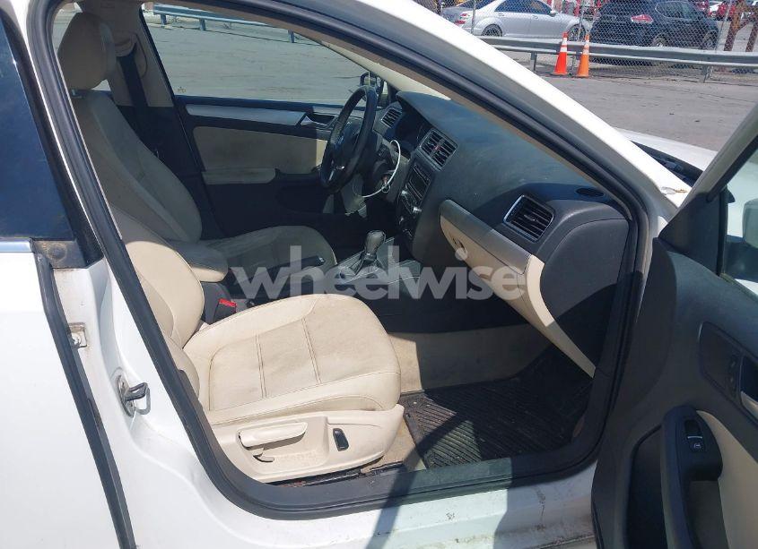 Photo 5 of 2013 Volkswagen Jetta 2.5L SE (VIN 3VWDX7AJ7DM434235)