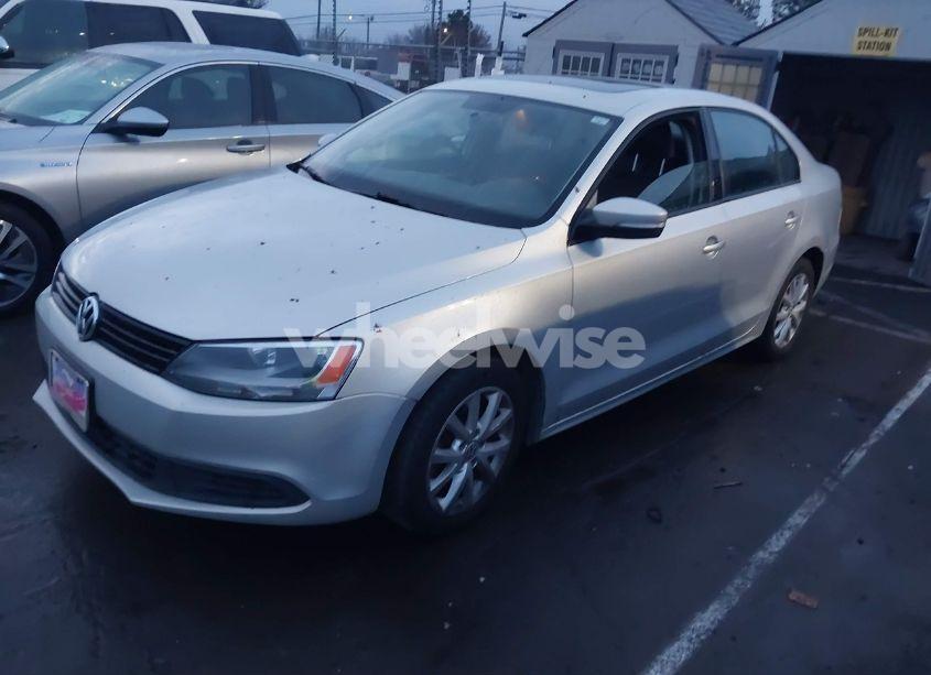 Photo 2 of 2011 Volkswagen Jetta 2.5L SE (VIN 3VWDX7AJ8BM007143)