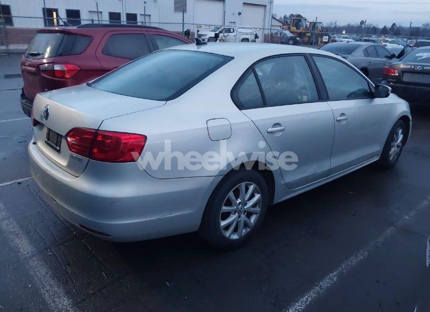 Photo 4 of 2011 Volkswagen Jetta 2.5L SE (VIN 3VWDX7AJ8BM007143)