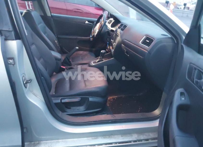 Photo 5 of 2011 Volkswagen Jetta 2.5L SE (VIN 3VWDX7AJ8BM007143)