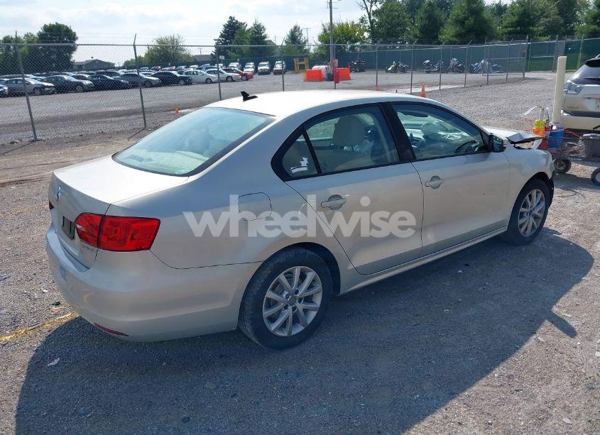 Photo 4 of 2011 Volkswagen Jetta 2.5L SE (VIN 3VWDX7AJ8BM387343)