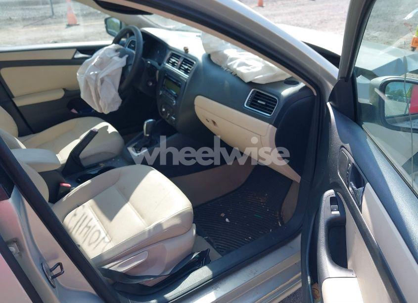 Photo 5 of 2011 Volkswagen Jetta 2.5L SE (VIN 3VWDX7AJ8BM387343)