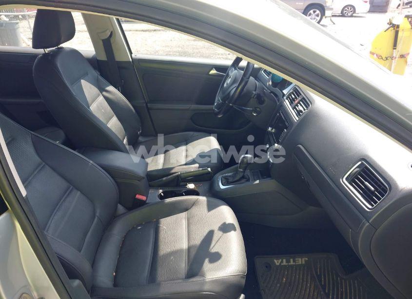 Photo 5 of 2012 Volkswagen Jetta 2.5L SE (VIN 3VWDX7AJ8CM389157)