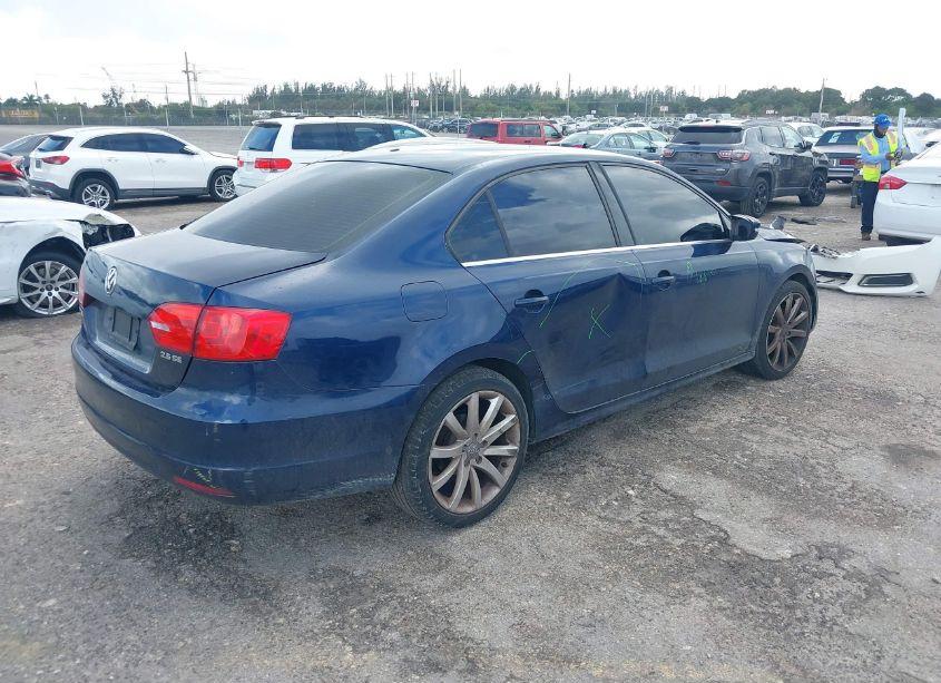 Photo 4 of 2013 Volkswagen Jetta 2.5L SE (VIN 3VWDX7AJ8DM214926)