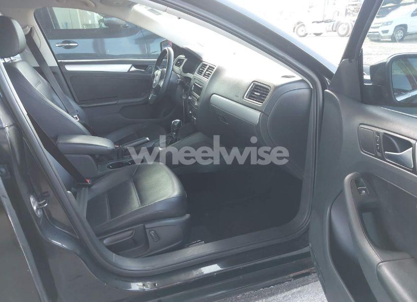 Photo 5 of 2013 Volkswagen Jetta 2.5L SE (VIN 3VWDX7AJ8DM215350)