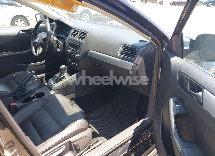 Photo 5 of 2013 Volkswagen Jetta 2.5L SE (VIN 3VWDX7AJ8DM256805)