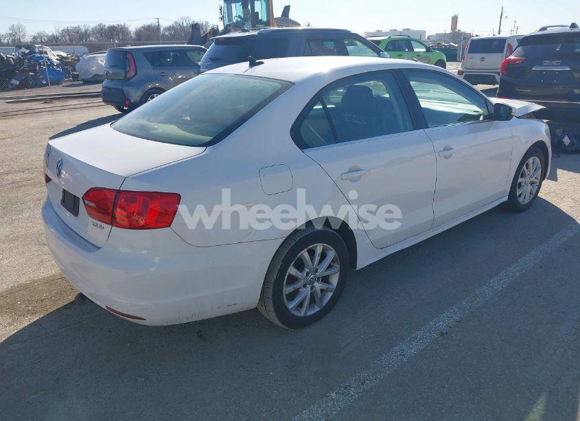Photo 4 of 2013 Volkswagen Jetta 2.5L SE (VIN 3VWDX7AJ8DM424751)