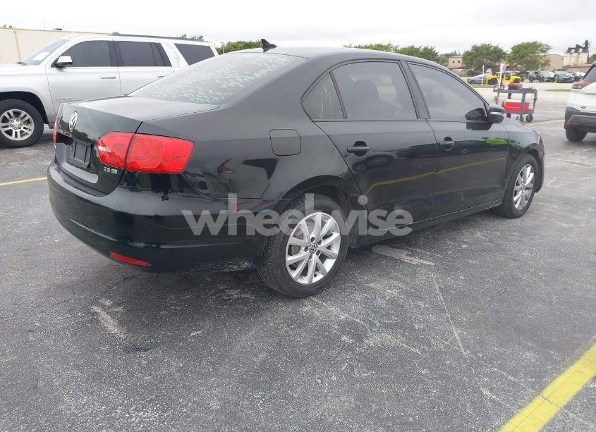Photo 4 of 2011 Volkswagen Jetta 2.5L SE (VIN 3VWDX7AJ9BM315728)