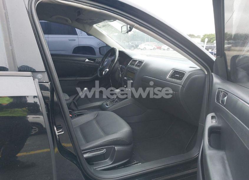 Photo 5 of 2011 Volkswagen Jetta 2.5L SE (VIN 3VWDX7AJ9BM315728)