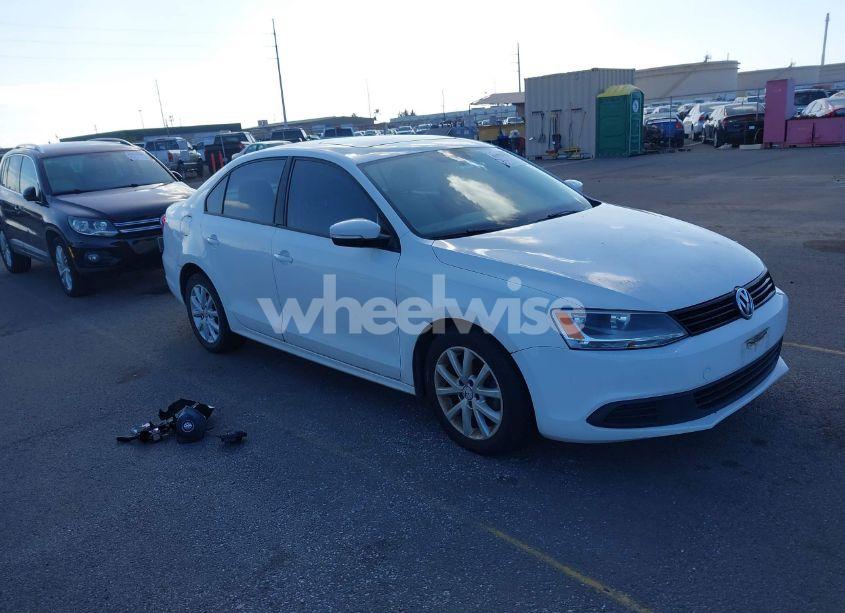 2011 Volkswagen Jetta 2.5L SE (VIN 3VWDX7AJ9BM329385) main photo