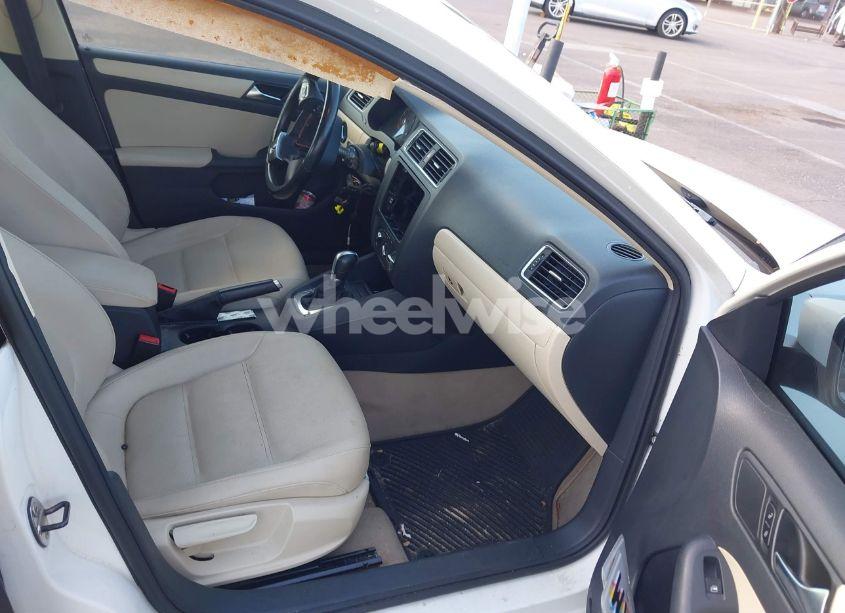 Photo 5 of 2011 Volkswagen Jetta 2.5L SE (VIN 3VWDX7AJ9BM329385)