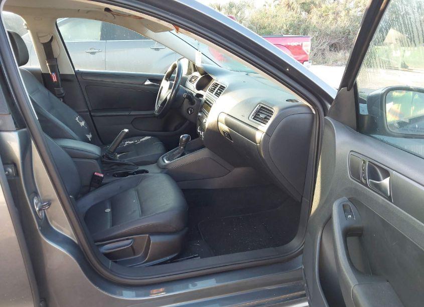 Photo 5 of 2011 Volkswagen Jetta 2.5L SE (VIN 3VWDX7AJ9BM349457)