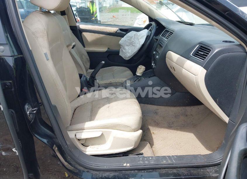 Photo 5 of 2011 Volkswagen Jetta 2.5L SE (VIN 3VWDX7AJ9BM399470)