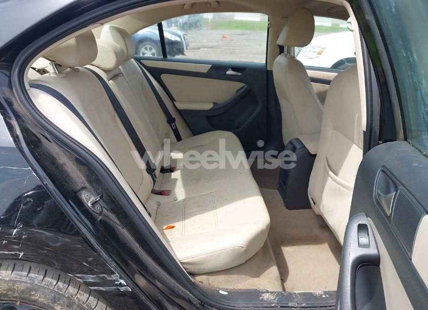 Photo 8 of 2011 Volkswagen Jetta 2.5L SE (VIN 3VWDX7AJ9BM399470)