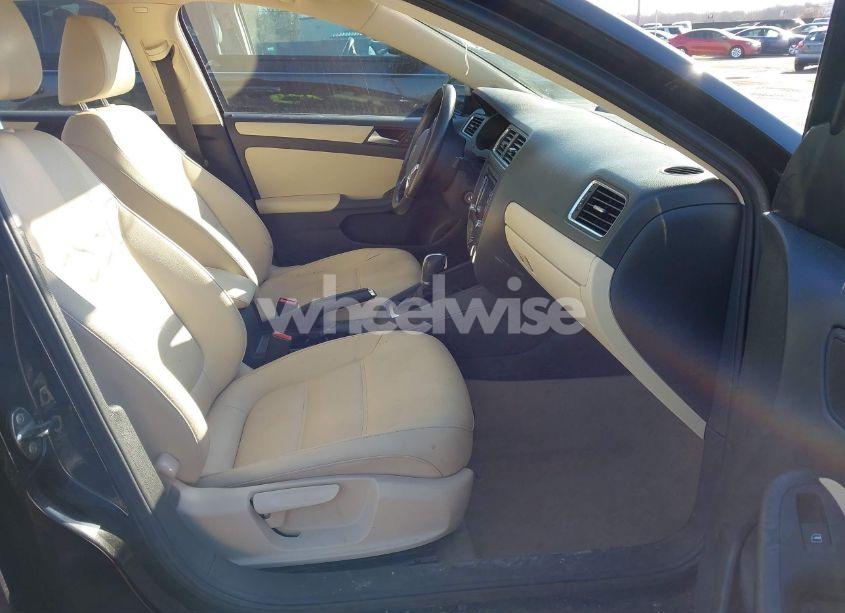 Photo 5 of 2012 Volkswagen Jetta 2.5L SE (VIN 3VWDX7AJ9CM367555)