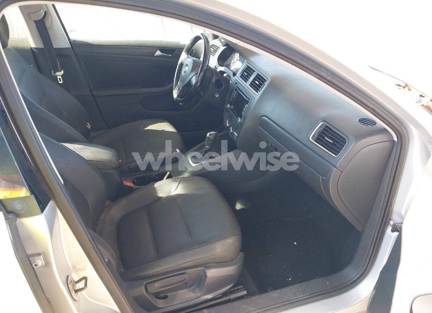 Photo 5 of 2012 Volkswagen Jetta 2.5L SE (VIN 3VWDX7AJ9CM389619)