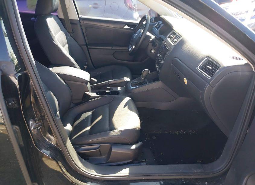 Photo 5 of 2011 Volkswagen Jetta 2.5L SE (VIN 3VWDX7AJXBM006401)