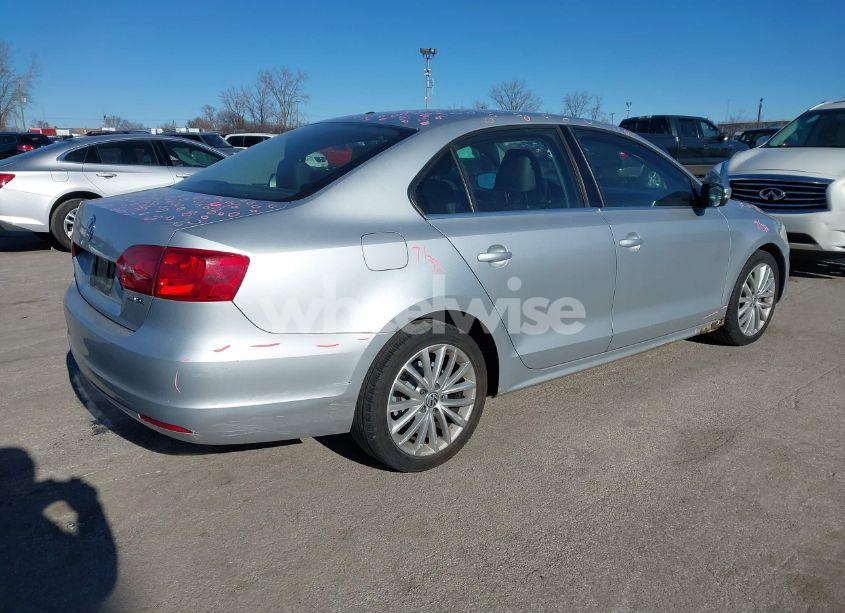 Photo 4 of 2011 Volkswagen Jetta 2.5L SE (VIN 3VWDX7AJXBM345773)