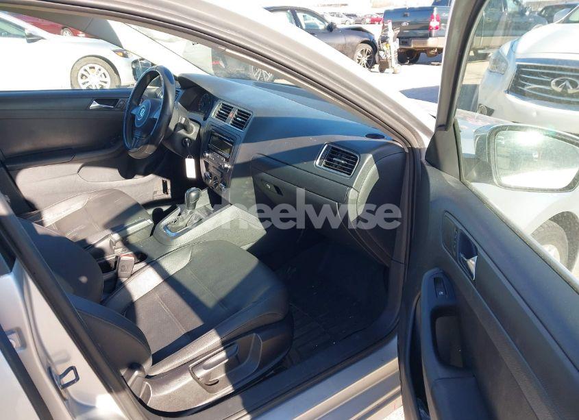 Photo 5 of 2011 Volkswagen Jetta 2.5L SE (VIN 3VWDX7AJXBM345773)