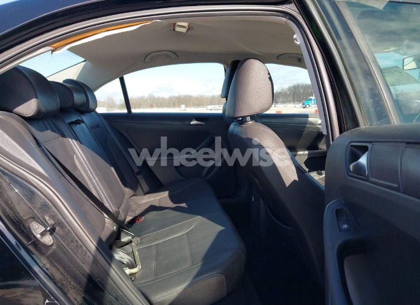 Photo 8 of 2011 Volkswagen Jetta 2.5L SE (VIN 3VWDX7AJXBM348124)