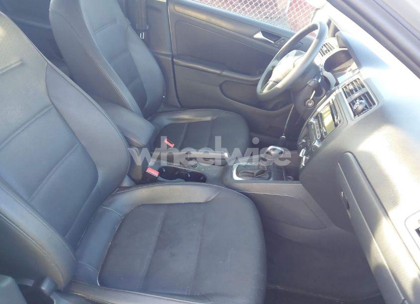 Photo 5 of 2011 Volkswagen Jetta 2.5L SE (VIN 3VWDX7AJXBM399381)