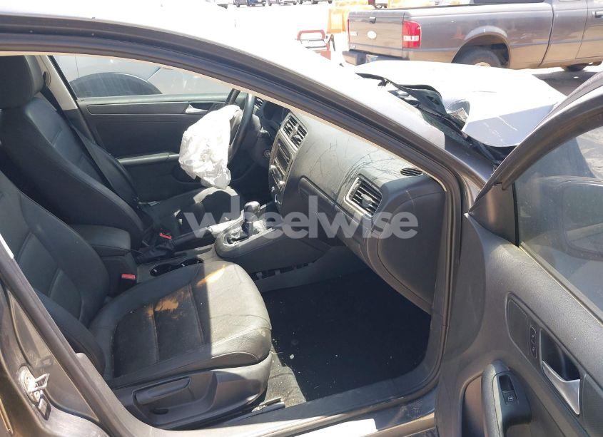 Photo 5 of 2012 Volkswagen Jetta 2.5L SE (VIN 3VWDX7AJXCM411370)