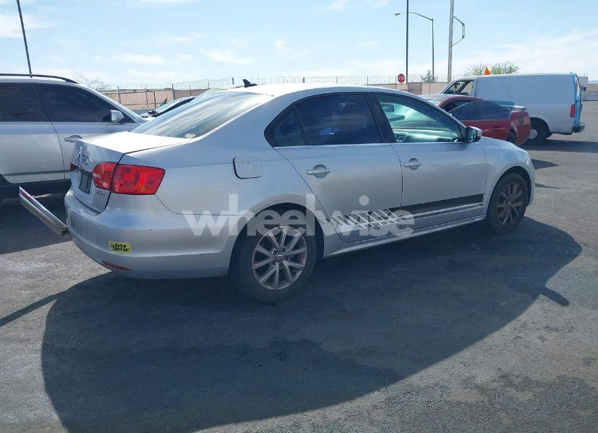 Photo 4 of 2013 Volkswagen Jetta 2.5L SE (VIN 3VWDX7AJXDM362477)