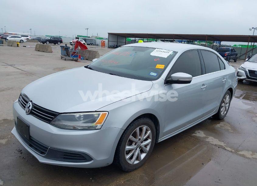 Photo 2 of 2013 Volkswagen Jetta 2.5L SE (VIN 3VWDX7AJXDM373706)