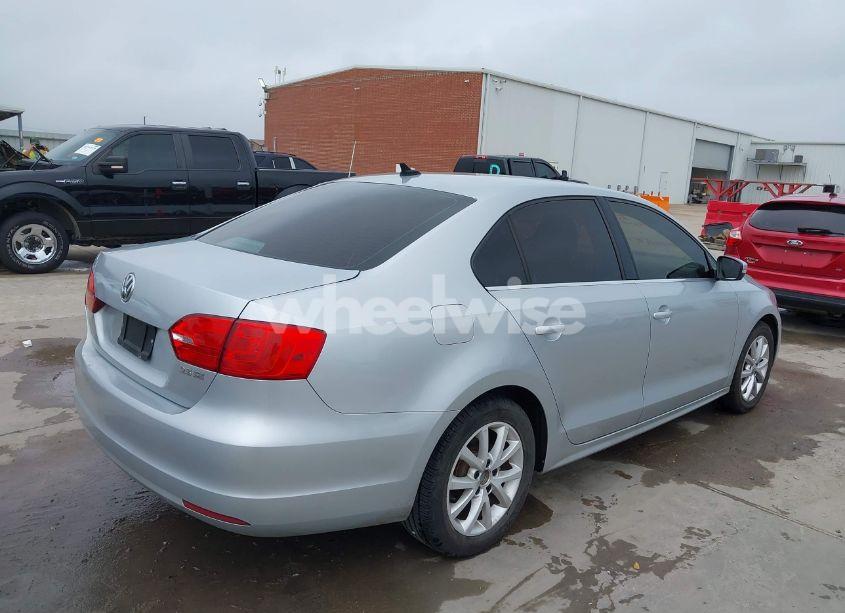 Photo 4 of 2013 Volkswagen Jetta 2.5L SE (VIN 3VWDX7AJXDM373706)